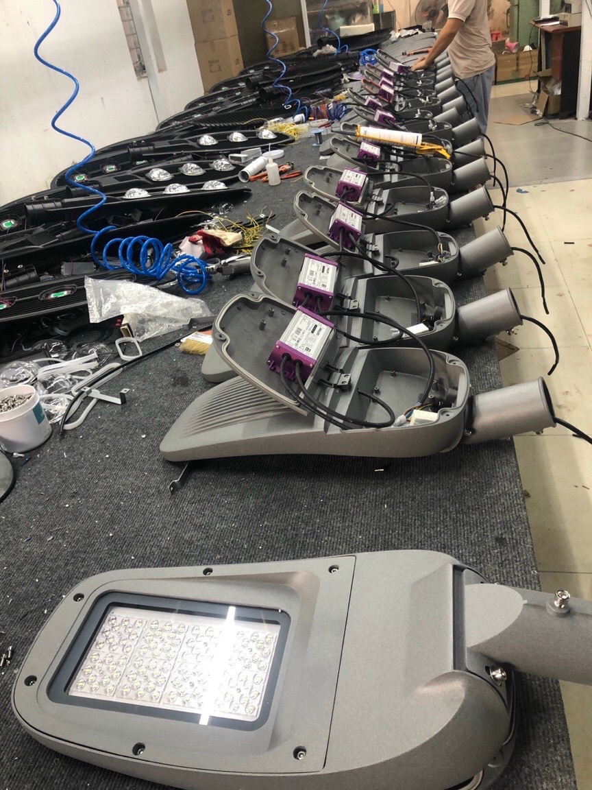 Sản xuất đèn đường LED tại nhà máy HKLED